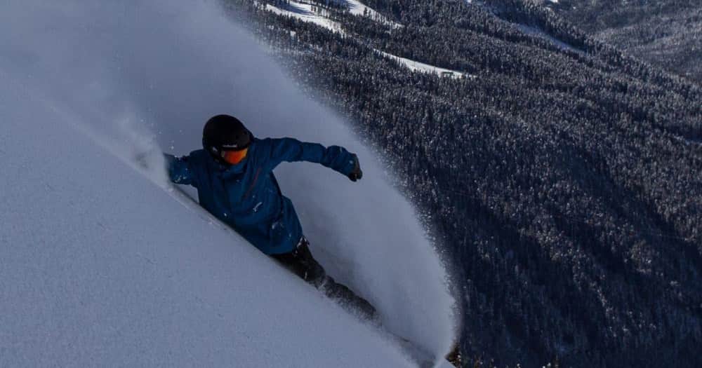  snowboardista na svahu