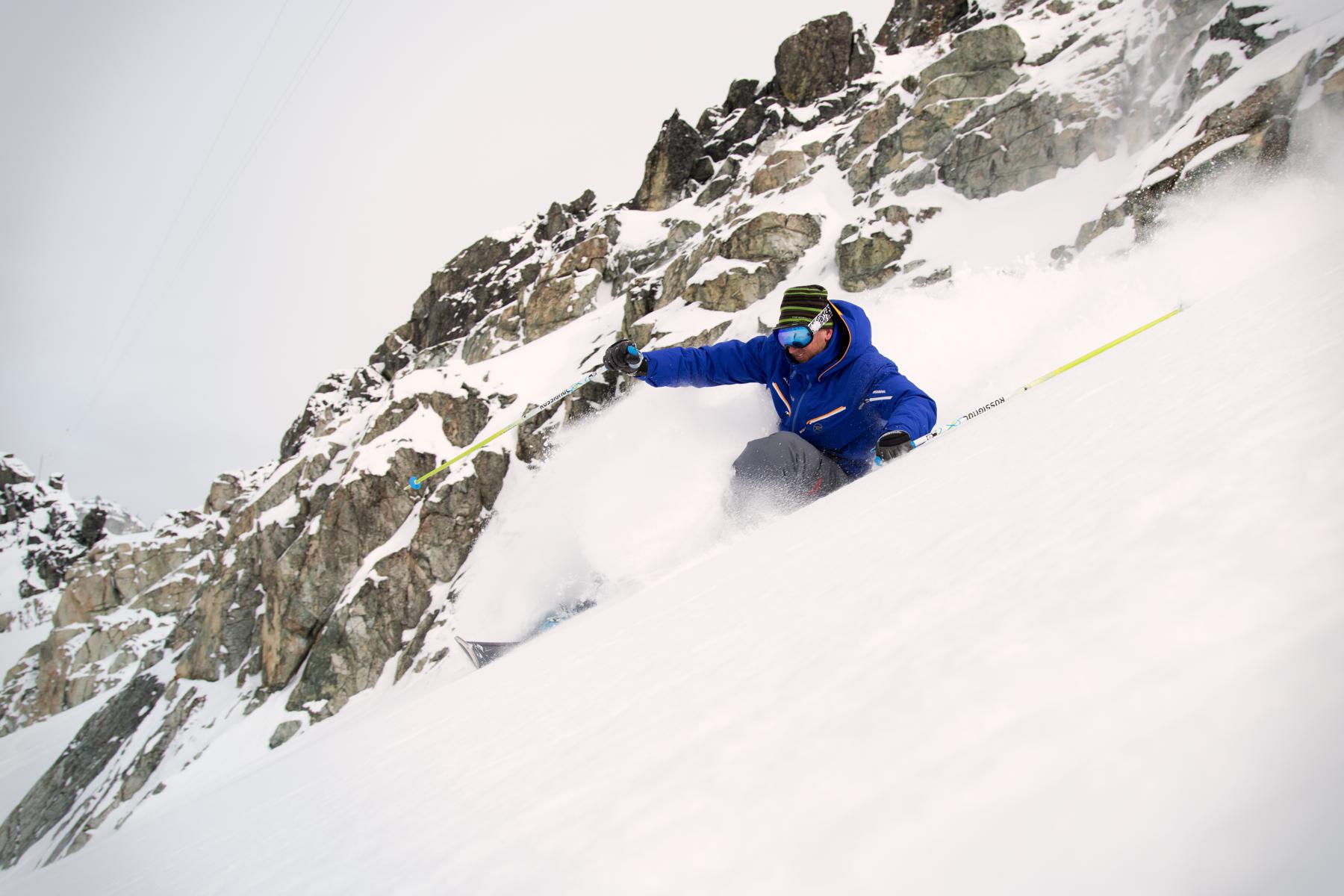 Guy-demonstrating-advanced-ski-technique-during-an-off-piste-ski-course-in-Whistler-mountains