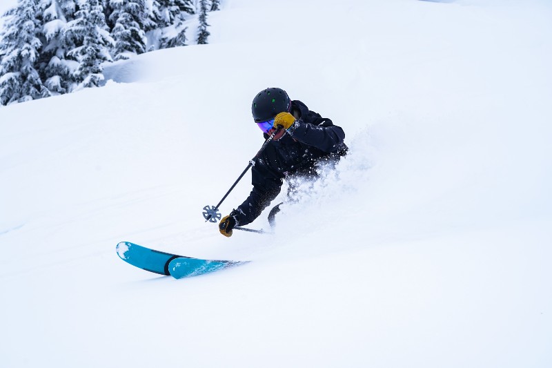 Finn skiing pow